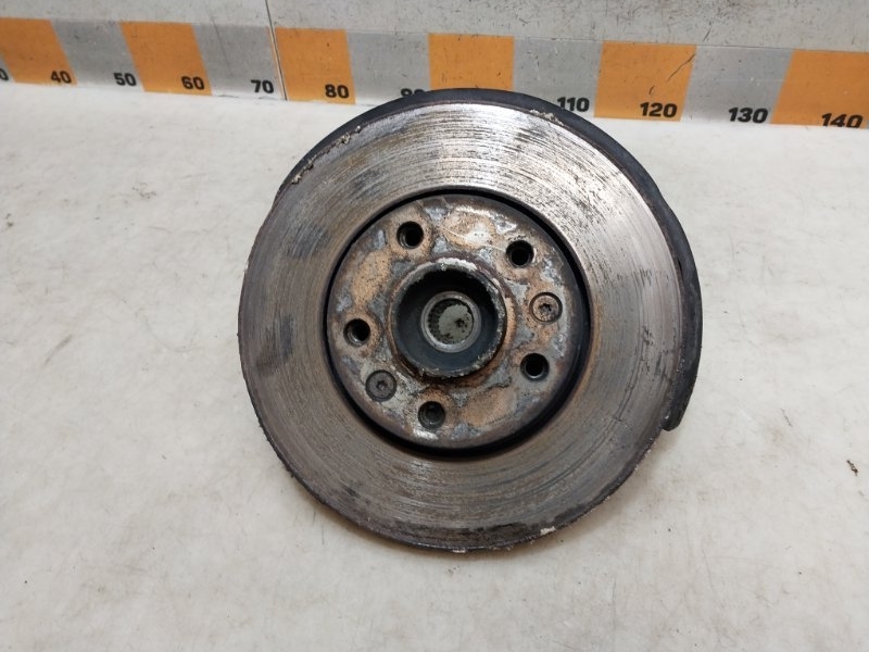 Кулак поворотный передний правый