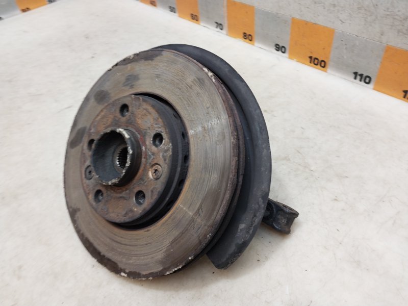 Кулак поворотный передний правый