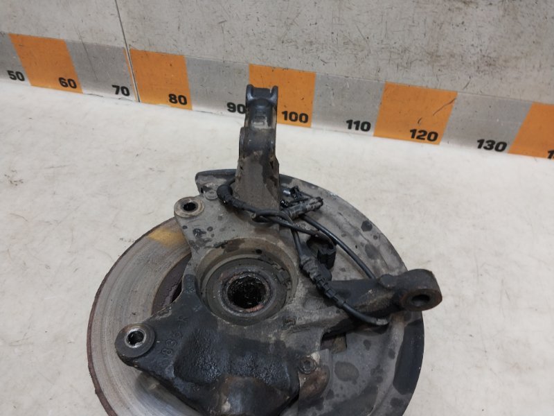 Кулак поворотный передний правый