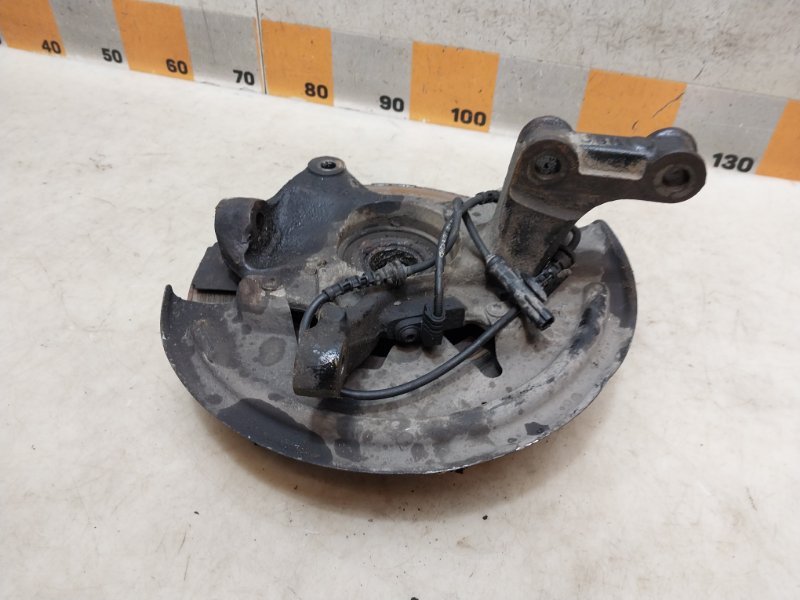 Кулак поворотный передний правый