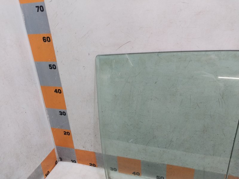 Стекло двери задней правой