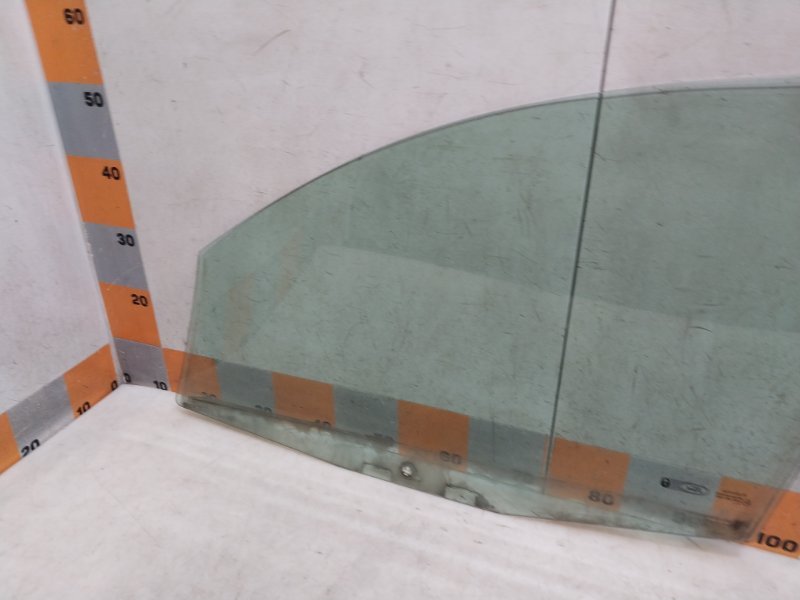 Стекло двери передней правой