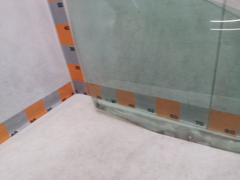 Стекло двери передней правой