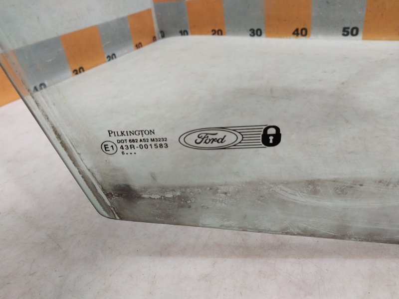 Стекло двери передней правой