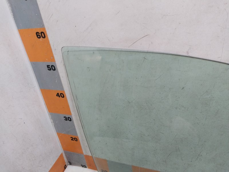 Стекло двери передней правой