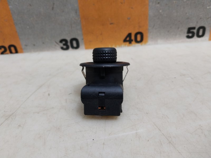 Кнопка регулировки зеркала