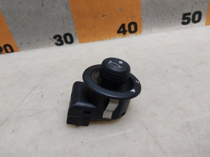 Кнопка регулировки зеркала