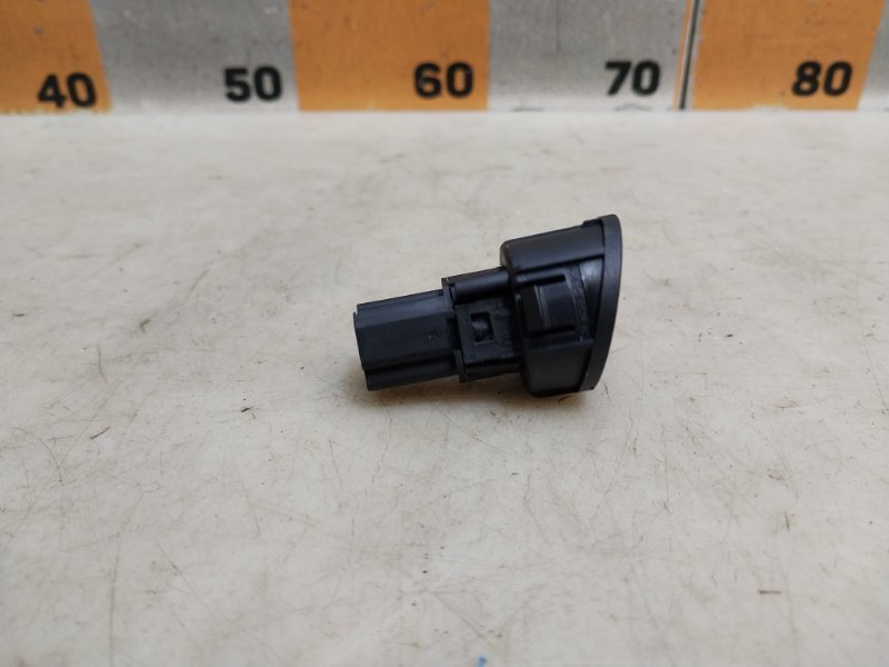 Кнопка открывания багажника