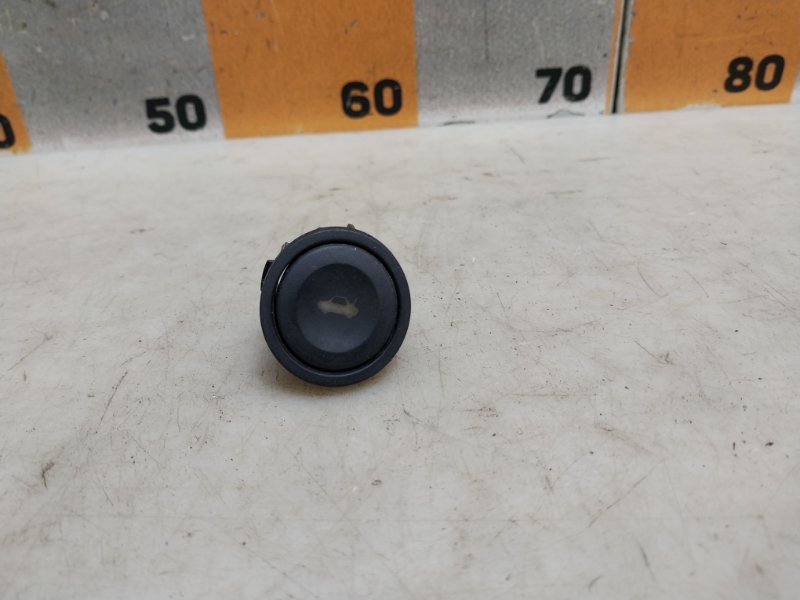 Кнопка открывания багажника