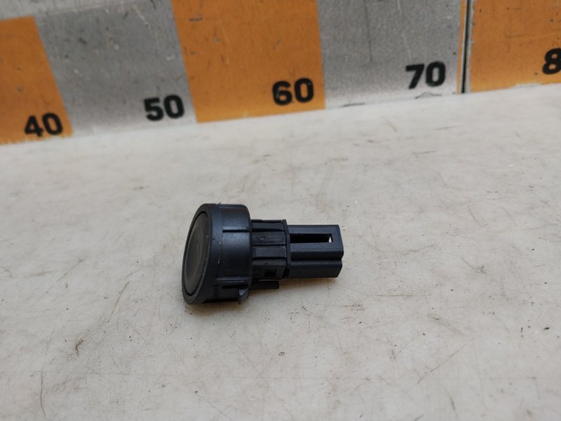 Кнопка открывания багажника