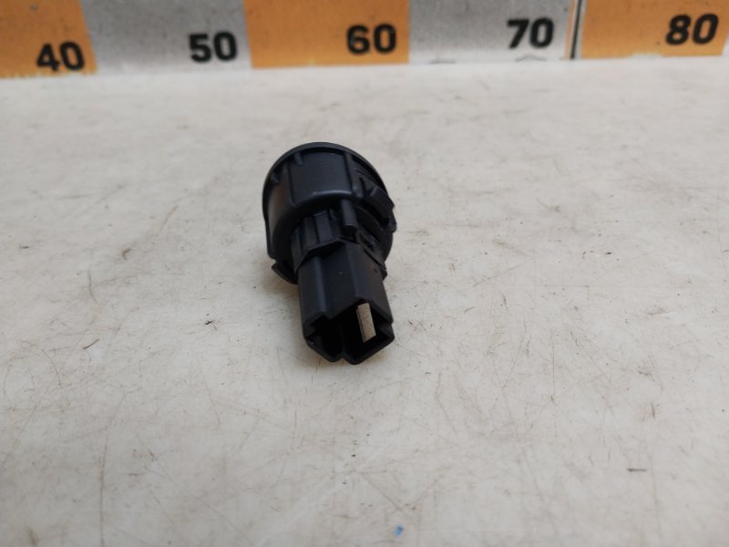 Кнопка открывания багажника