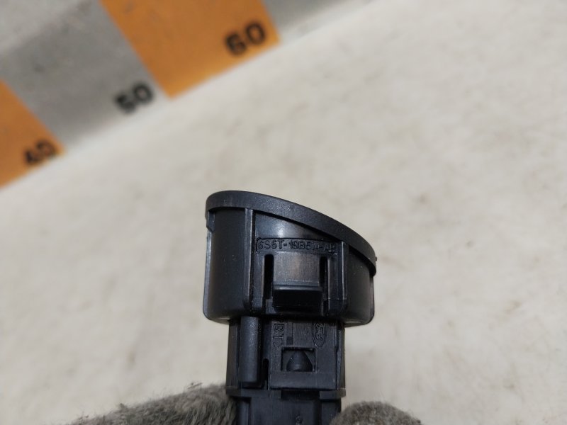 Кнопка открывания багажника