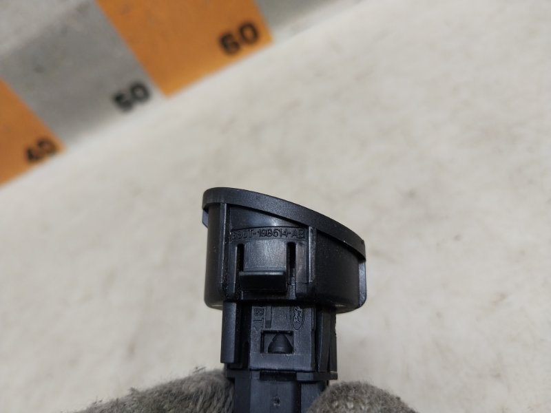 Кнопка открывания багажника