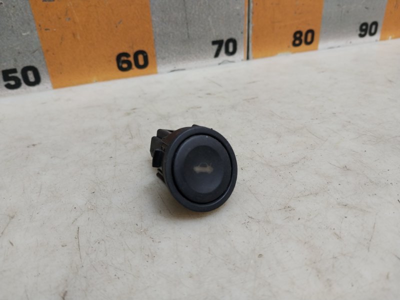 Кнопка открывания багажника