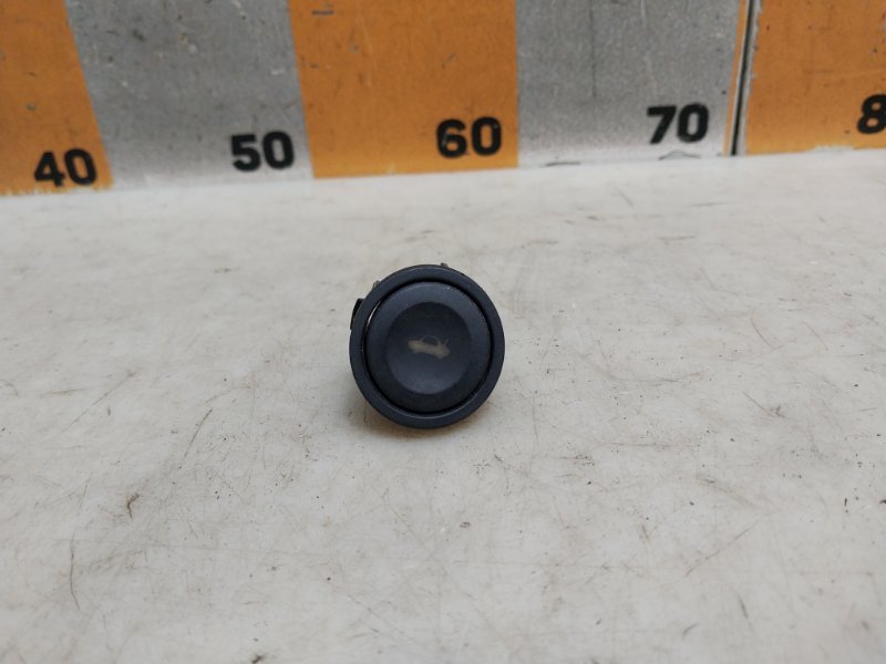 Кнопка открывания багажника