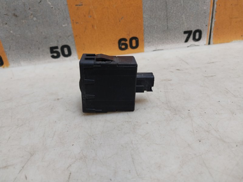 Кнопка корректора фар