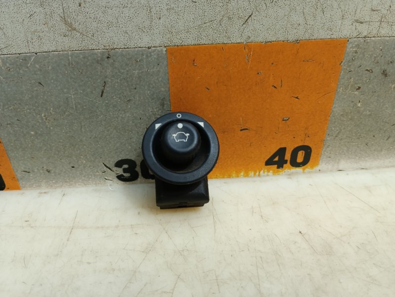 Кнопка регулировки зеркала