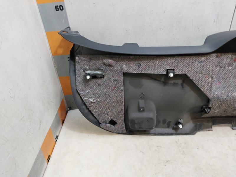 Обшивка двери багажника