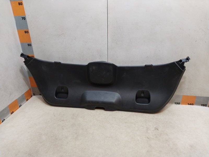 Обшивка двери багажника