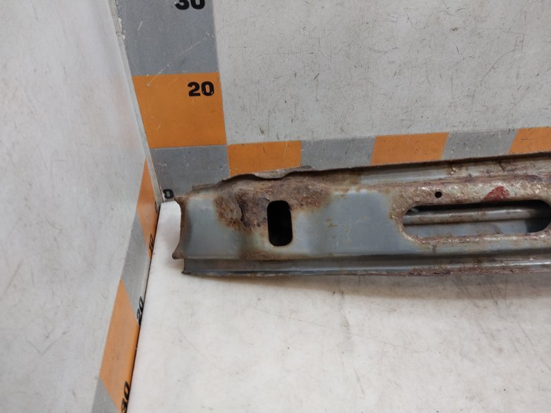 Усилитель переднего бампера