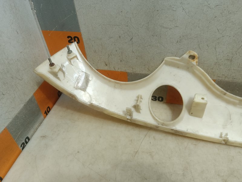 Планка под фару левая