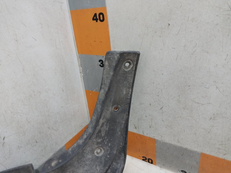 Брызговик передний левый