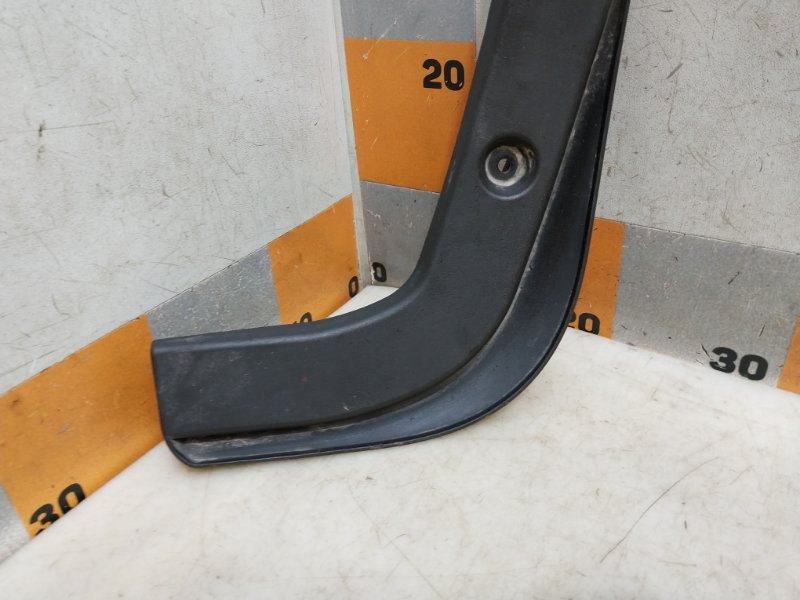 Брызговик задний левый