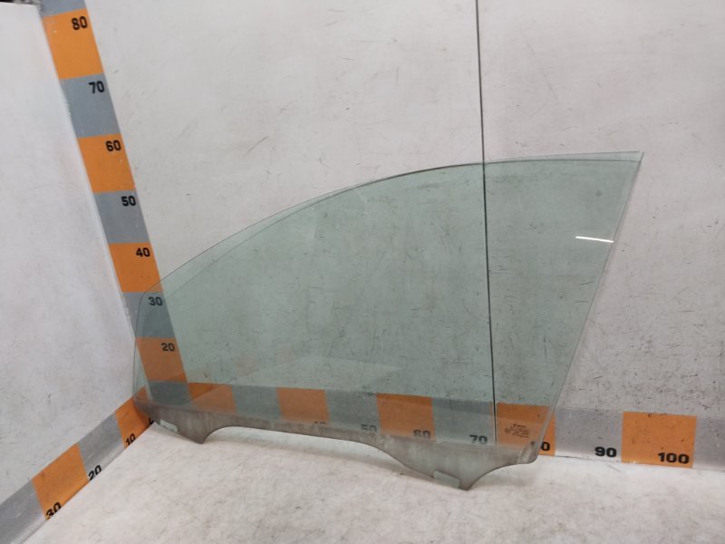 Стекло двери передней левой