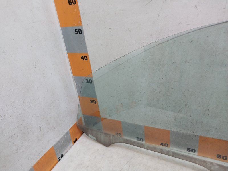 Стекло двери передней левой