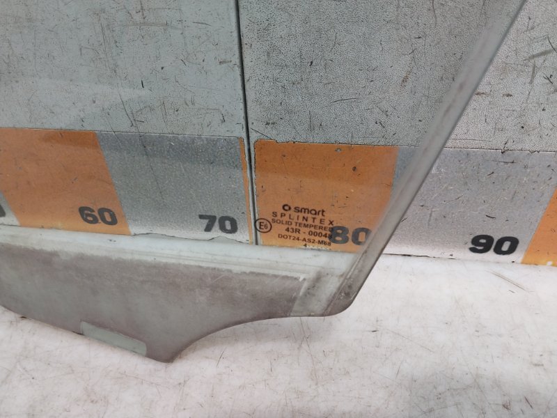 Стекло двери передней левой