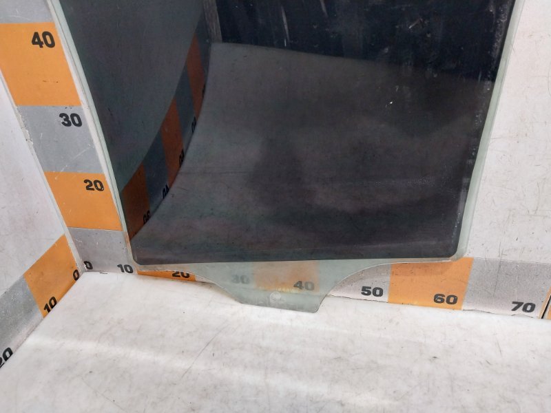 Стекло двери задней правой