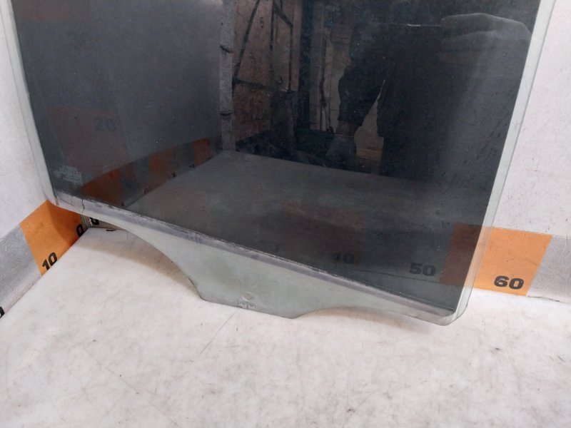 Стекло двери задней правой