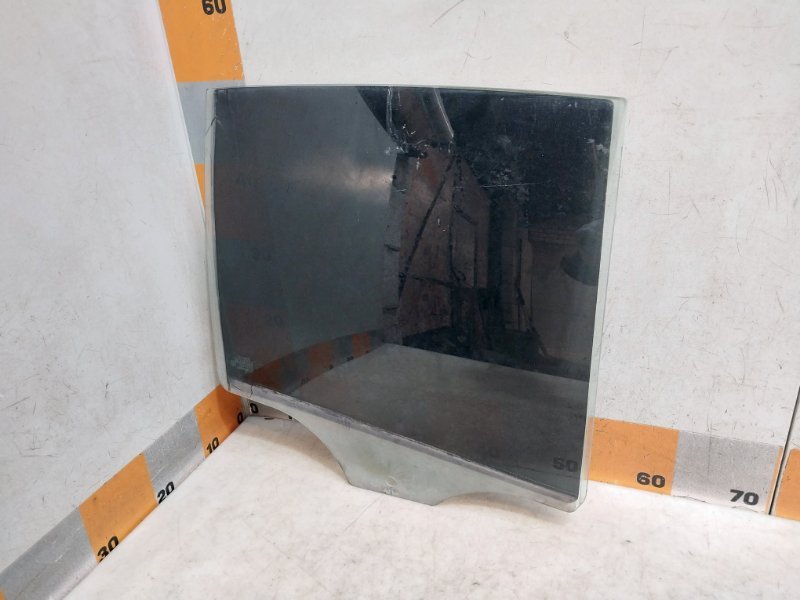 Стекло двери задней правой