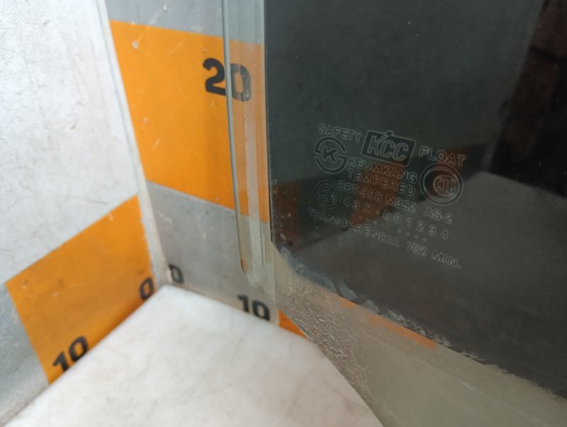 Стекло двери задней правой