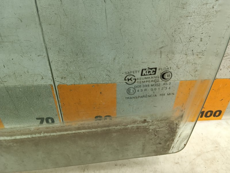 Стекло двери передней левой