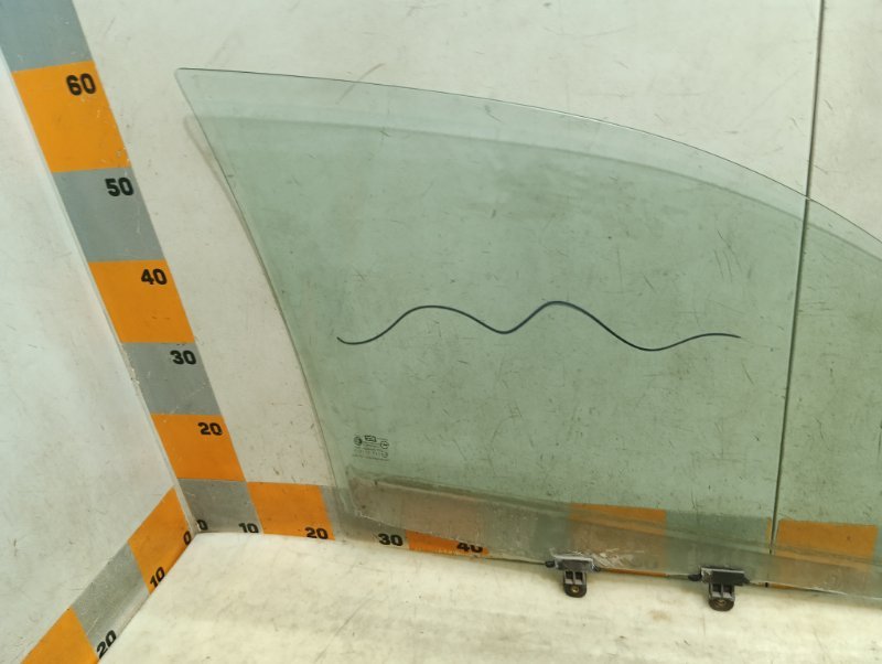 Стекло двери передней левой