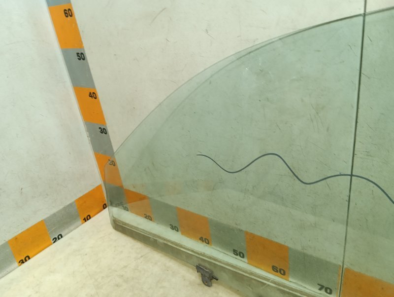 Стекло двери передней левой