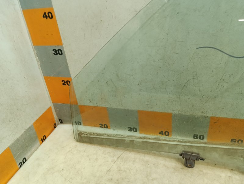 Стекло двери передней левой