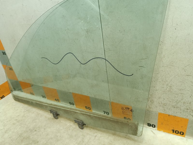 Стекло двери передней левой