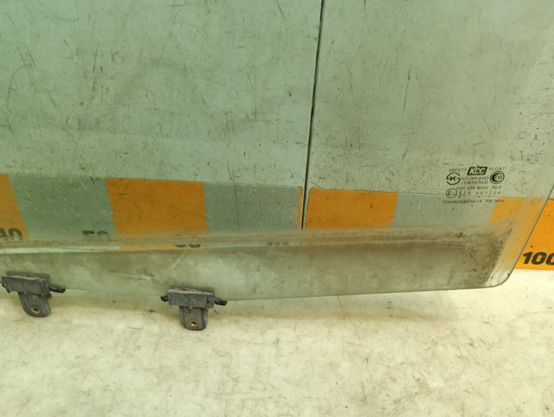 Стекло двери передней левой