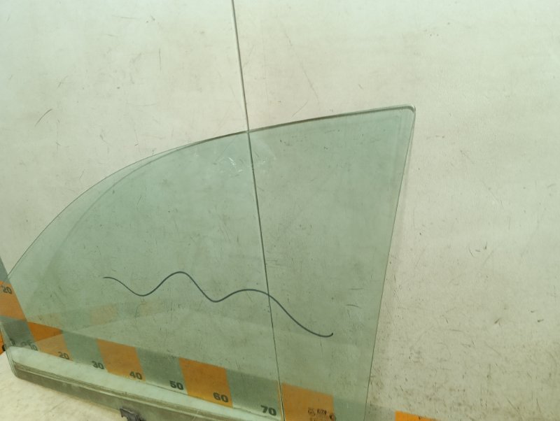 Стекло двери передней левой