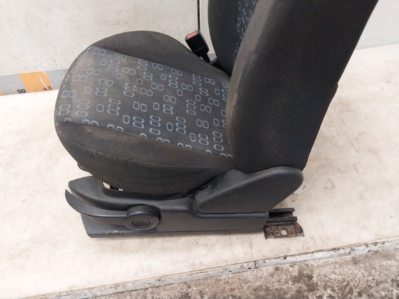 Сиденье переднее левое