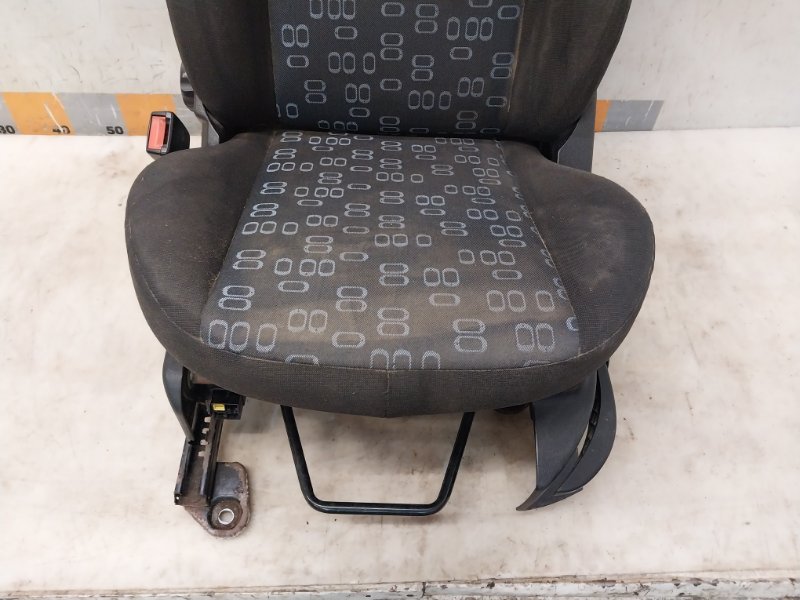 Сиденье переднее левое