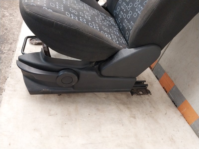 Сиденье переднее левое