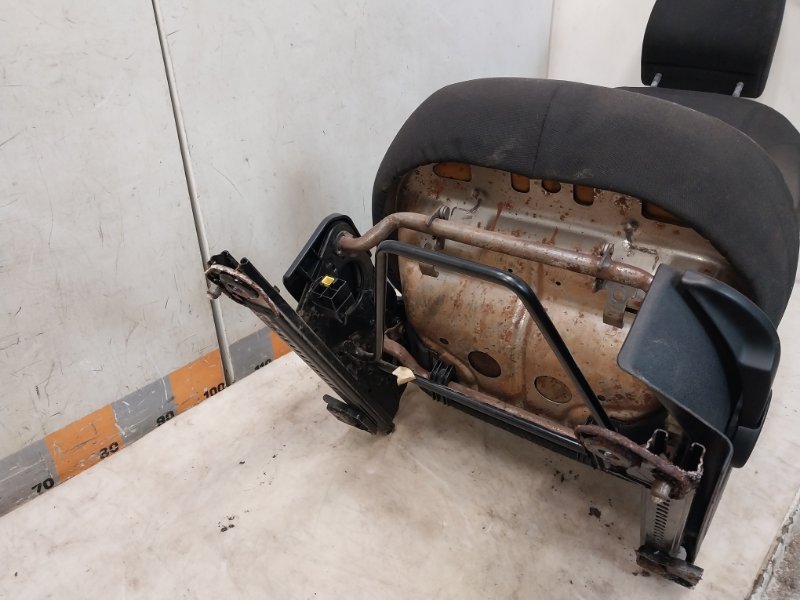 Сиденье переднее левое