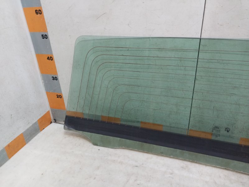 Стекло двери багажника