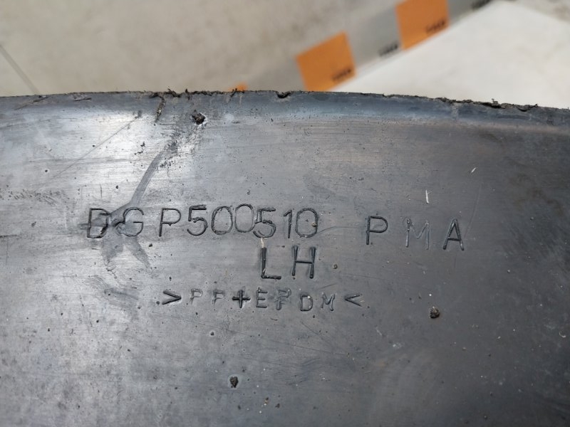 Накладка переднего крыла левого