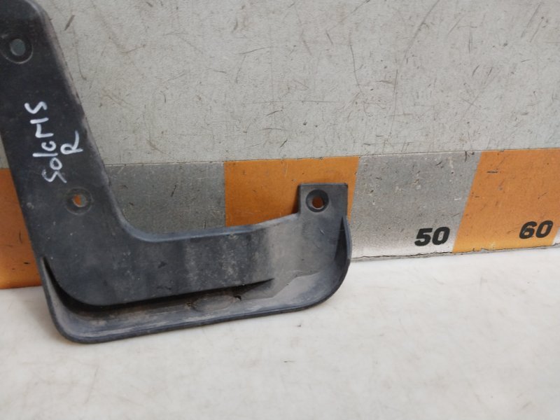 Брызговик передний правый