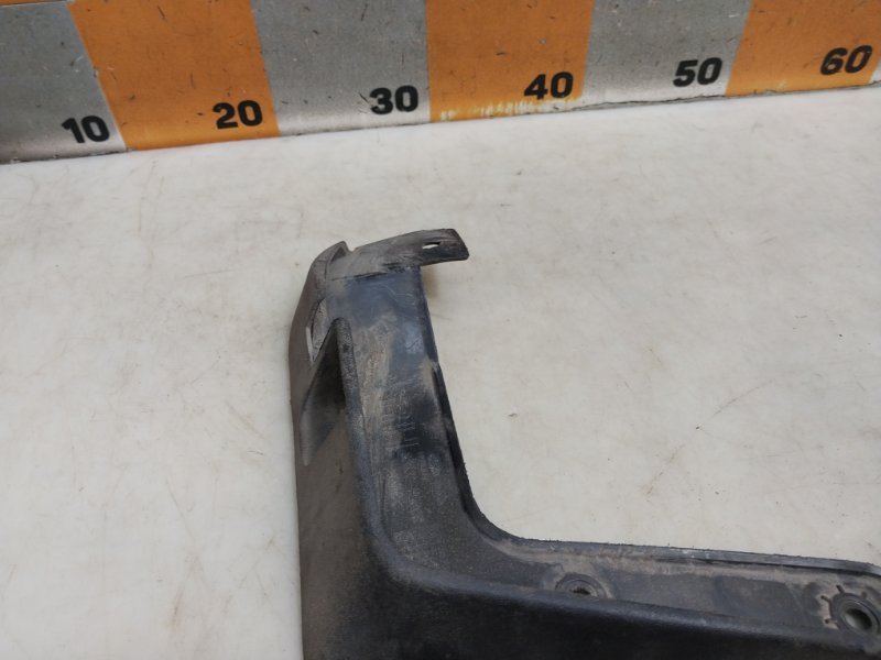 Брызговик передний правый