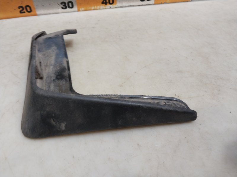 Брызговик передний правый